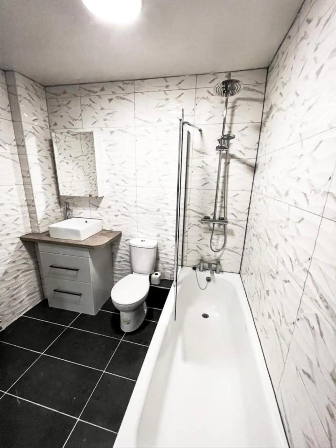 Lovely 1-Bedroom Apartment, Free Street Parking ニューカッスル・アポン・タイン エクステリア 写真